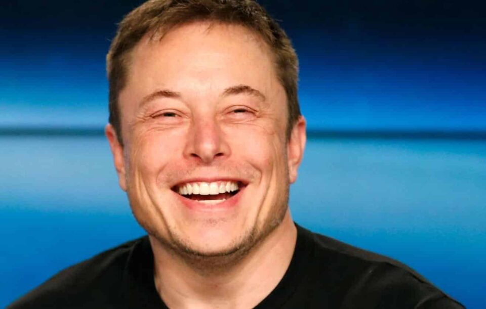 O interesse de Elon Musk pelo Liverpool teria sido revelado por seu pai, Errol Musk, em uma entrevista recente. (Reprodução - X)