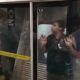 Mulher fica presa entre portão de segurança e metrô em SP