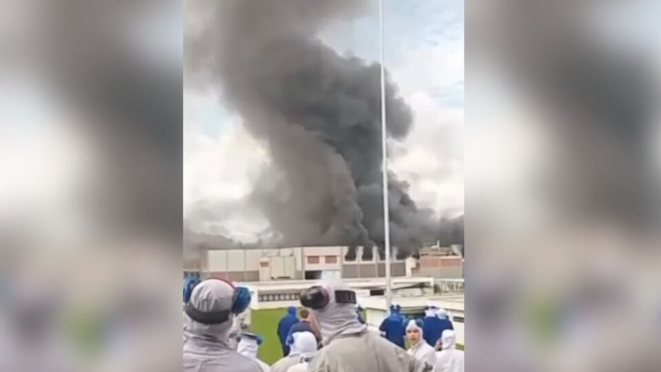 Imagem mostra incêndio em fábrica de alimentos em Uberlândia na manhã desta terça-feira (29).